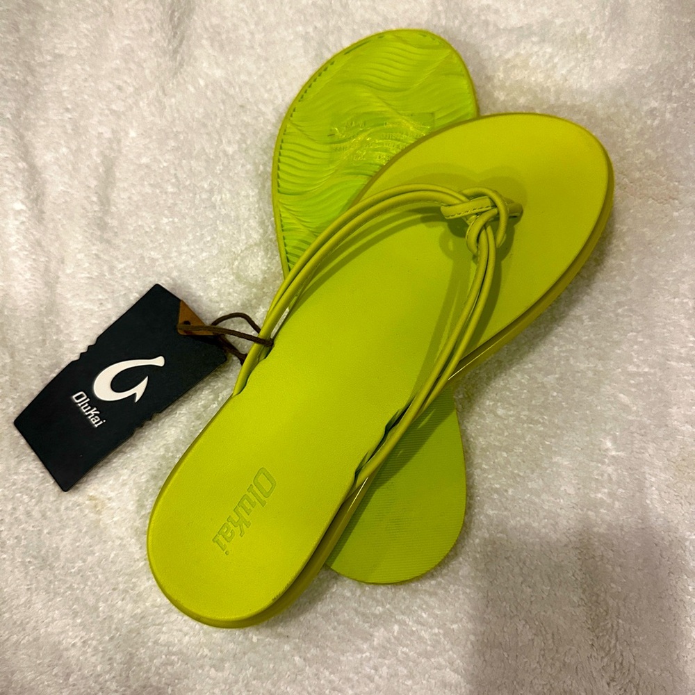 OLUKAI WOMEN'S 'AKA BEACH SANDALS in neon citron
